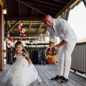 S dcerkami si hraje rád.