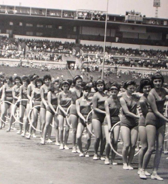 Nevidíte tam někoho z rodiny?