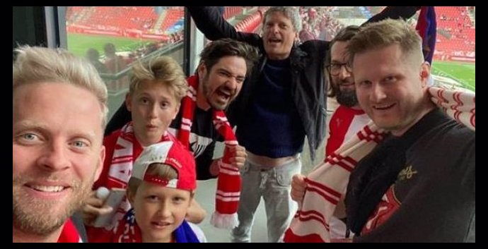 Mistrovská Slavia: Hvězdy v Edenu křepčily v hledišti, Prachař se nechal potetovat