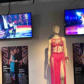 Některé šaty jsou hodně odvážné.