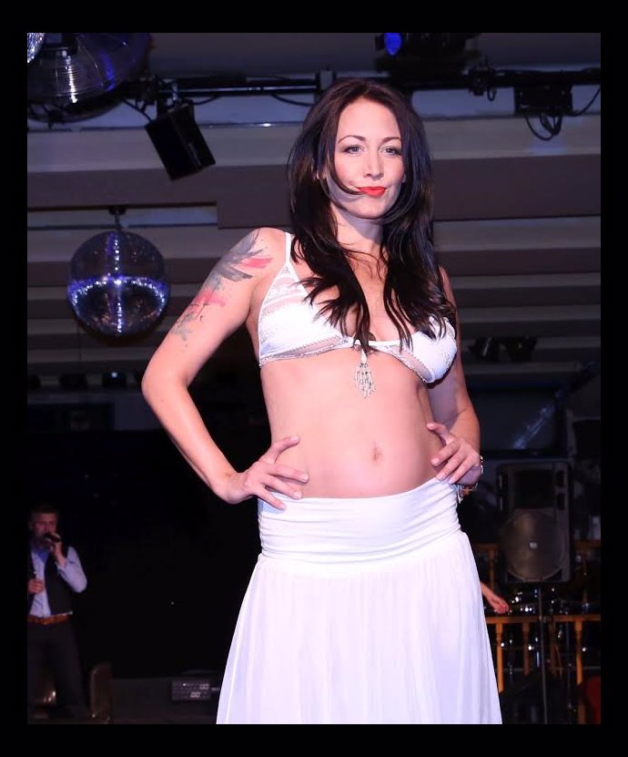 Agáta se toho nebojí, a tak vyrazila s pupíkem i na molo.