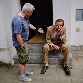 Michal Suchánek a Karel Roden během natáčení filmu Večírek.