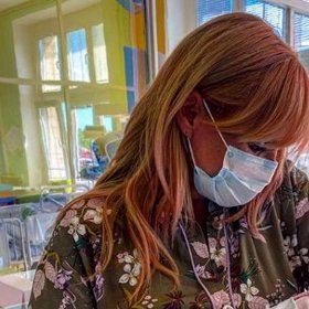 Vendula nacvičovala chování novorozence v rámci práce pro svou nadaci