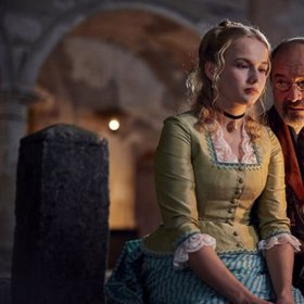 Mistr hodinář (Viktor Preiss) a jeho dcera Laura (Dana Droppová).