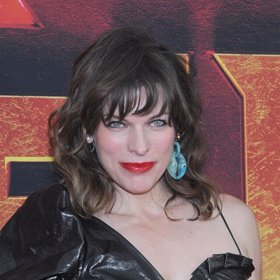 Milla Jovovich zazářila na premiéře filmu Hellboy v roce 2019.