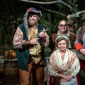 V Loupežnické baladě ztvárnili všechny role neslyšící herci ve znakovém jazyce.