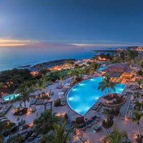 V komplexu by mělo být zhruba tisíc lidí.