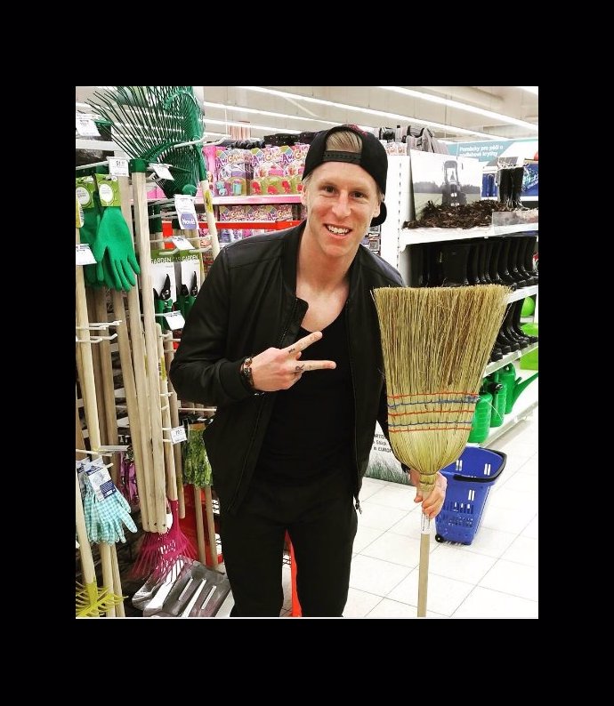 Situaci mu v zahraničí tehdy zkomplikovaly i obří dluhy z hazardu a nevyplácené mzdy od tamního klubu.