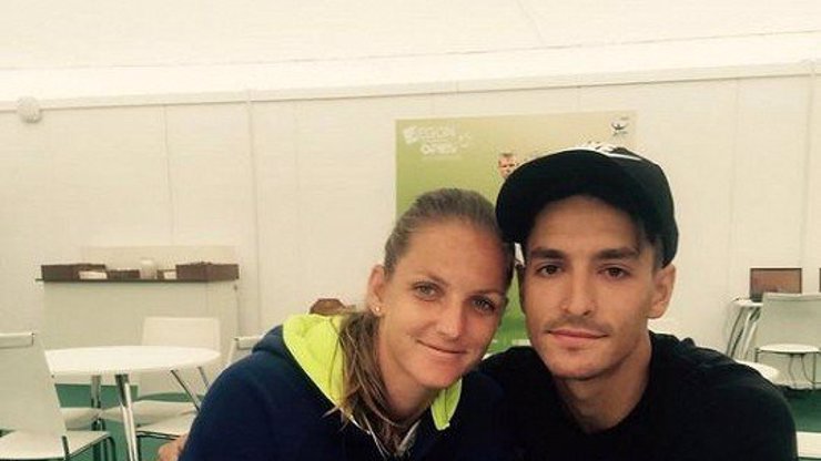 Lucko, na tohle se nekoukej. Bohatá tenistka Plíšková se už za svou lásku k Hrdličkovi nestydí. Takhle zamilovaně se k sobě tulí