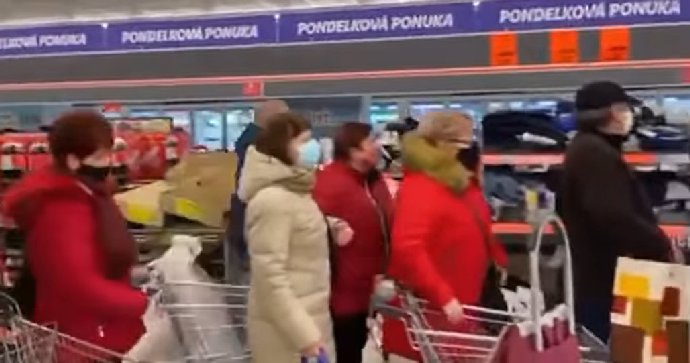 V pátek přibylo 8010 nakažených koronavirem: Pozitivní test měla přibližně čtvrtina lidí.