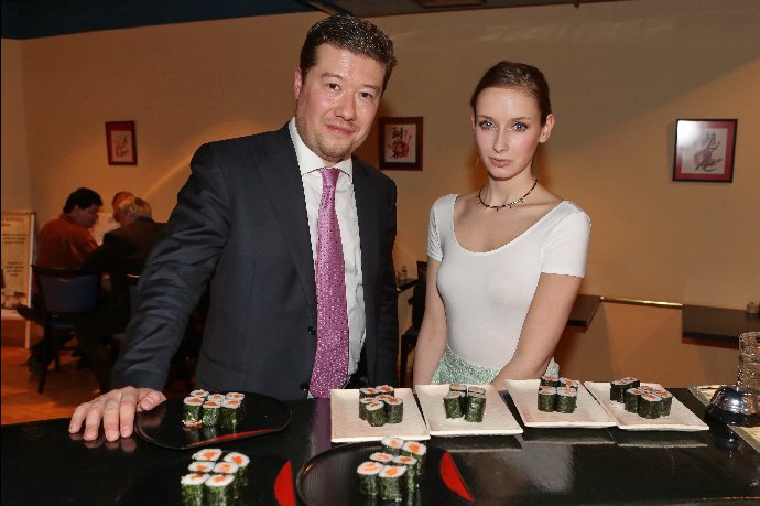 Okamurův příspěvek znovu rozdělil veřejnost na podporovatele a kritiky.