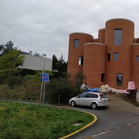 Kontroverzní kruhová budova.