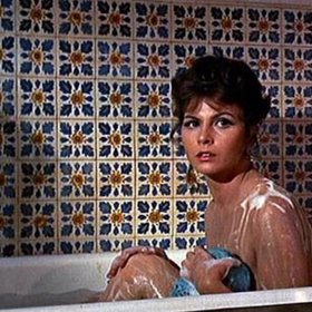 Hrála po boku Seana Conneryho.