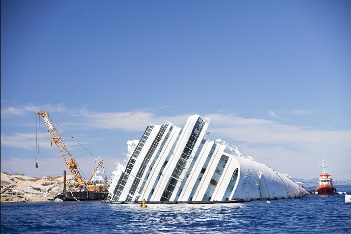 Nakloněný obr u břehů ostrova Giglio. Z luxusní výletní lodi se během jediné noci stal symbol chaosu, strachu a lidské chyby.