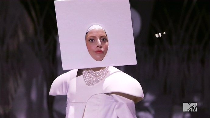 Lady Gaga na sebe umí strhnout pozornost.