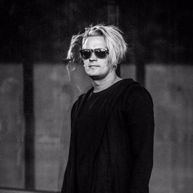 Julian se dál věnuje zpěvu.