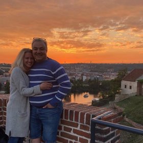 Je až po uši zamilovaný.