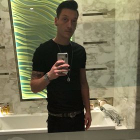 Týdně Özil vydělává téměř 11 milionů.