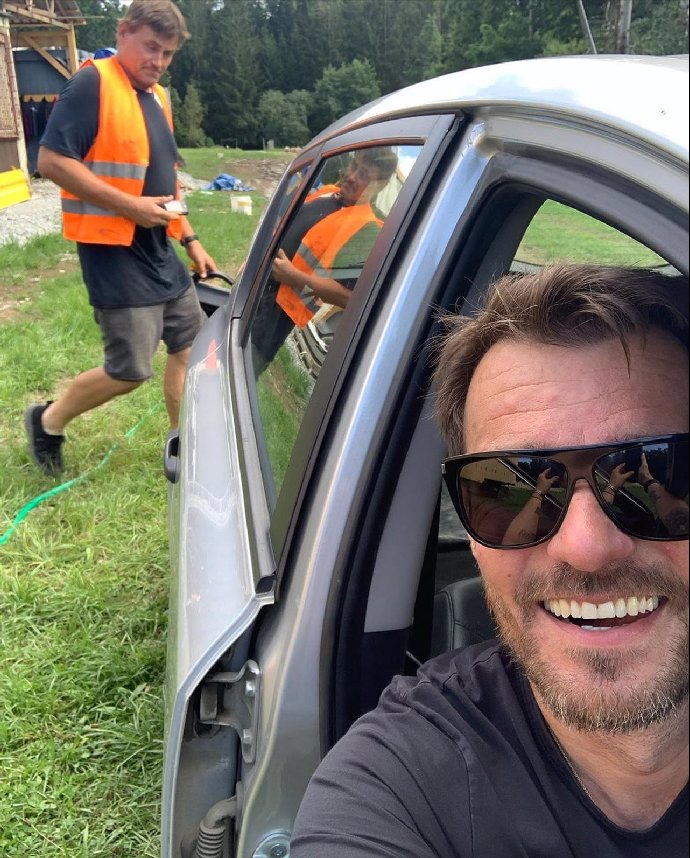 Leoš Mareš se svým luxusním vozem.