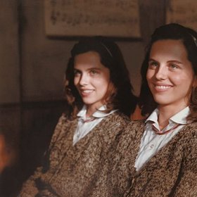 Dvojčata Iva Škudrnová a Miroslava Škudrnová jako dvojčata Květa Fabiánová a Růža Fabiánová v Obecné škole.