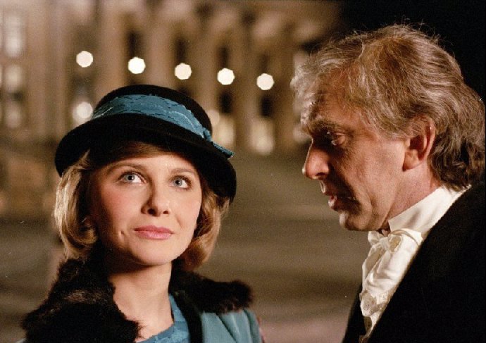 Jana Janatová si zahrála s Jaromírem Hanzlíkem v seriálu Cirkus Humberto (1988).