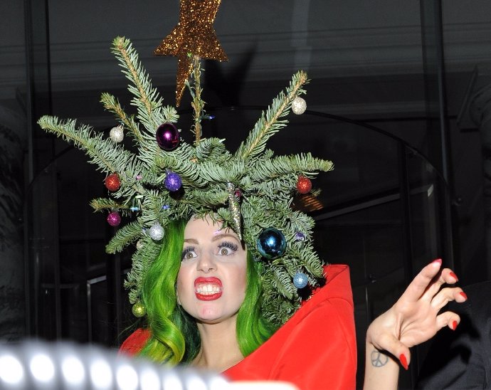 Lady Gaga si nasadila na hlavu cokoliv.