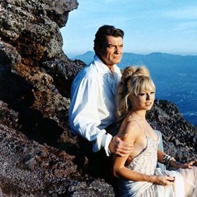 Jean Marais po boku Mylène Demongeot ve snímku Fantomas se zlobí (1965).