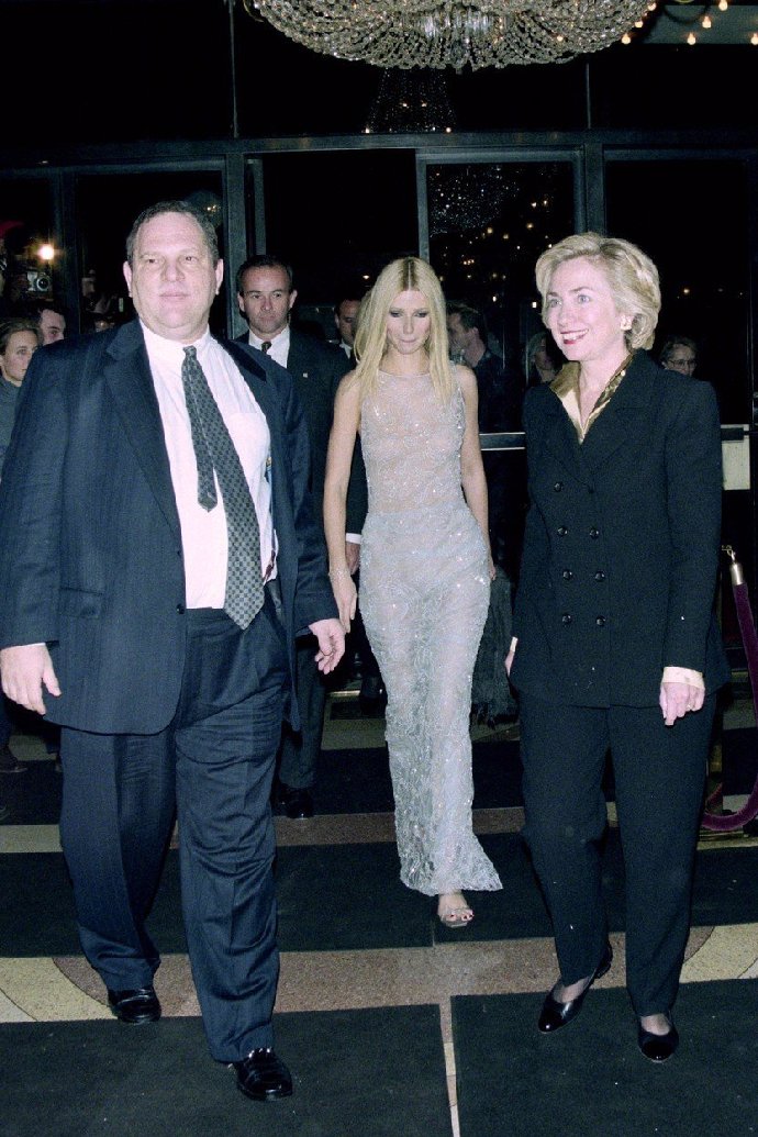 Manželský pár sice s výpovědí souhlasil, ale Hillary razantně trvá na veřejném slyšení.