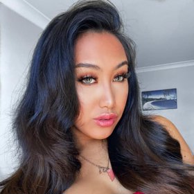 Kvůli hormonální léčbě byla nucena odejít z domu.