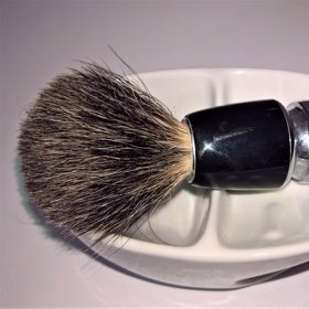 Pěna na holení ve spreji je zakázána, pro nanesení musí vězni použít štětku.