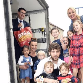 Herci ze Slunečné předali potraviny samoživitelkám