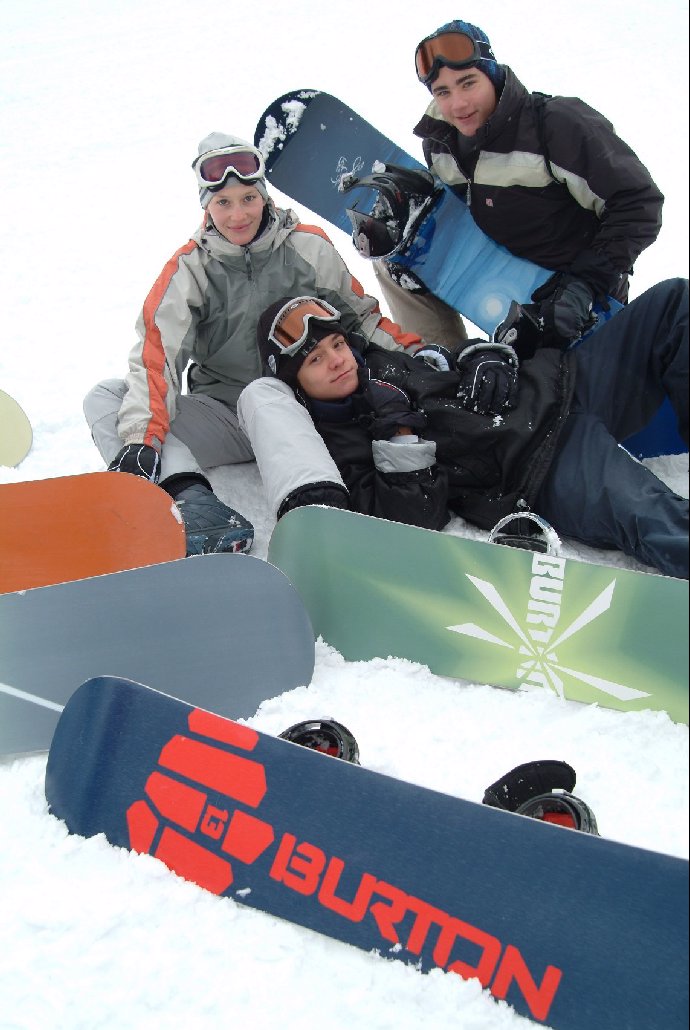Barbora Seidlová s Vojtěchem Kotkem a Jiřím Mádlem ve filmu Snowboarďáci. 