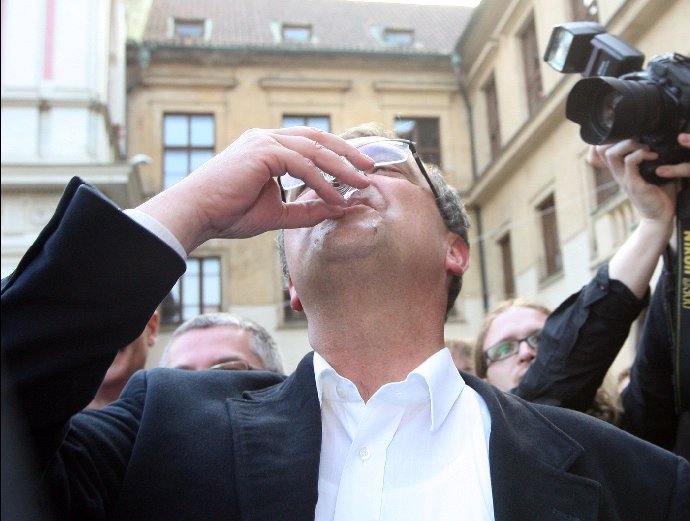 O Kalouskovi se říká, že skleničkou nepohrdne.