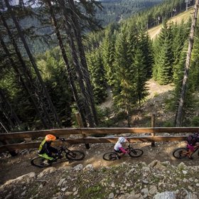Klínovec je charakteristický dlouhými flowtraily – Azur (10,3 km), Rubin (8 km) i Baron (6 km) patří mezi nejdelší souvisle mírně klesajících traily v Evropě.