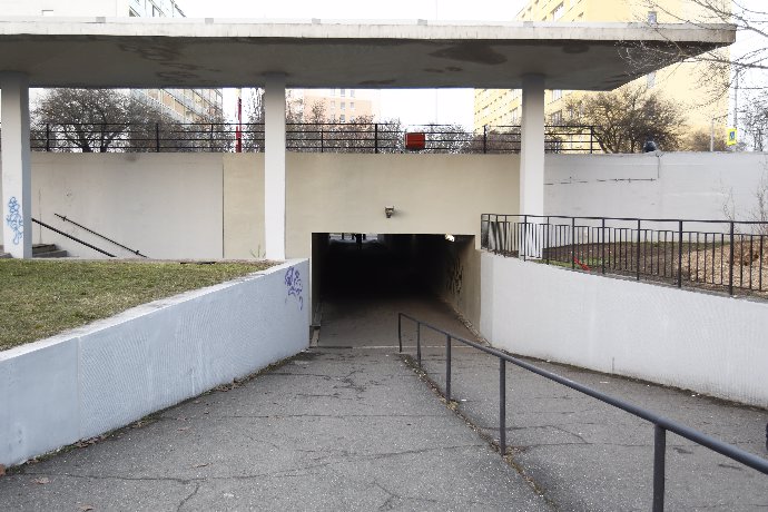 Brutální čin se odehrál také v zastavárně v podchodu pod Novodvorskou ulicí, a to v roce 1998.