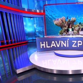 Kolem moderátorů pořád létá kamera na robotickém jeřábu.