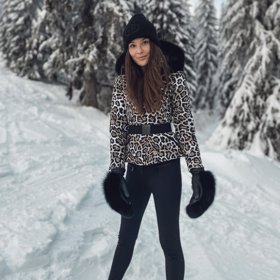 Modelka Nikol Švantnerová vynesla několik modelů.