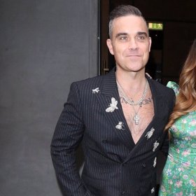 Robbie Williams po boku své ženy.