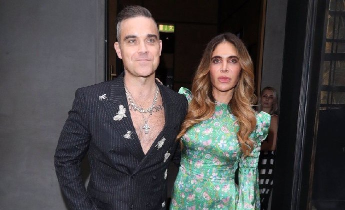 Robbie Williams po boku své ženy.