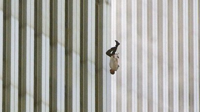 FOTO: Muž padající z budovy WTC (11. září 2001).