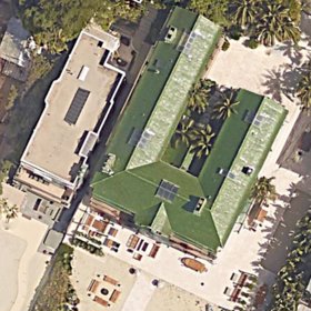 Letecký snímek domu s pozemkem.