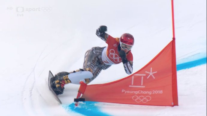 Ester Ledecká na snowboardu válí.