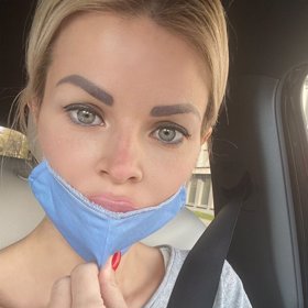 Silvia Kucherenko apeluje na lidi, aby se chránili rouškou.