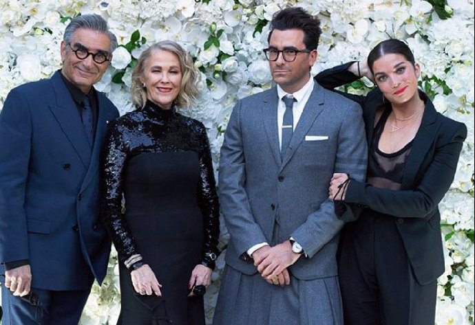 Eugene Levy, Catherine O'Hara, Dan Levy a Annie Murphy převzali sošky Emmy. 