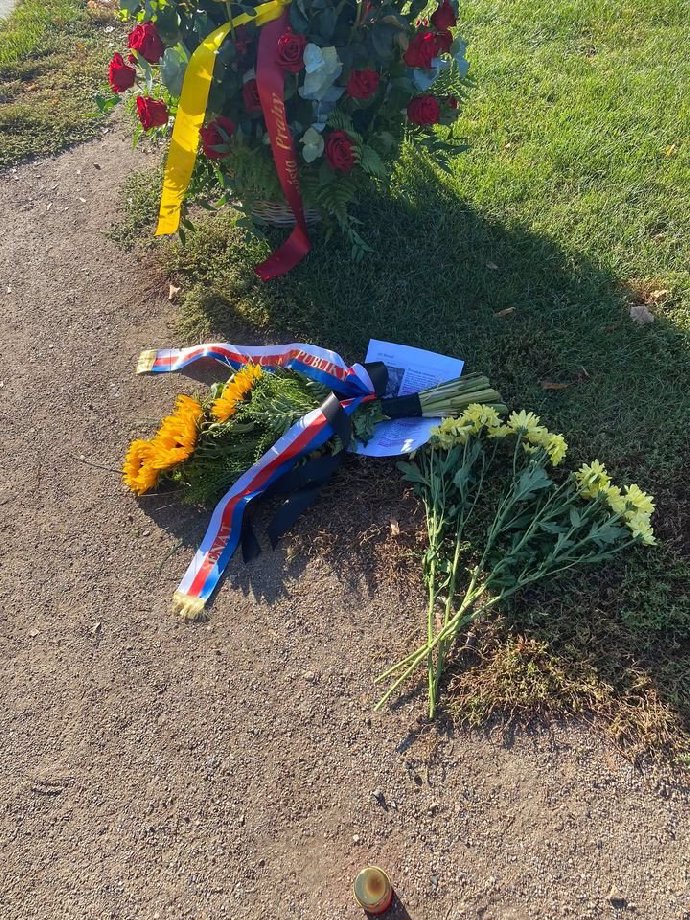 Smuteční hosté od rána nosili květiny.