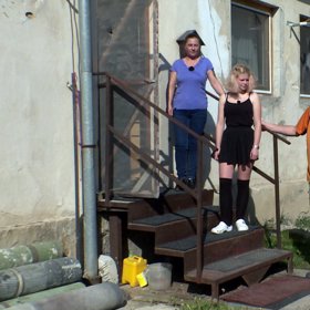 Lucie se daleko od své rodiny opila téměř do němoty. Prý nasává i doma.