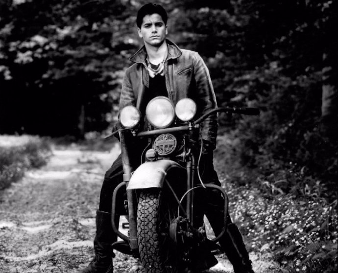 John Stamos byl hezounek podobný rebelům z let minulých.