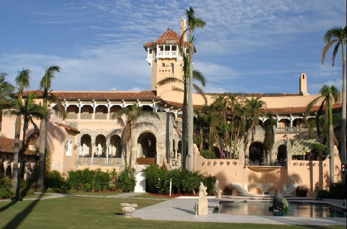 Trump vlastní luxusní letovisko v Mar-a-Lago. V rozlehlé rezidenci je 126 pokojů.