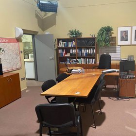 Kancelář na radnici. I zde se odehrálo několik nepřístojných scén.