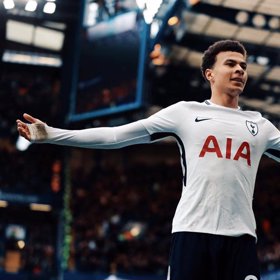 Fanouškům vzkázal, že on i další obyvatelé jeho domu jsou v pořádku.